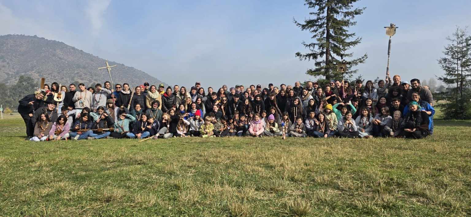 Grupo Scout del Colegio TEI reunido en un cerro durante un campamento