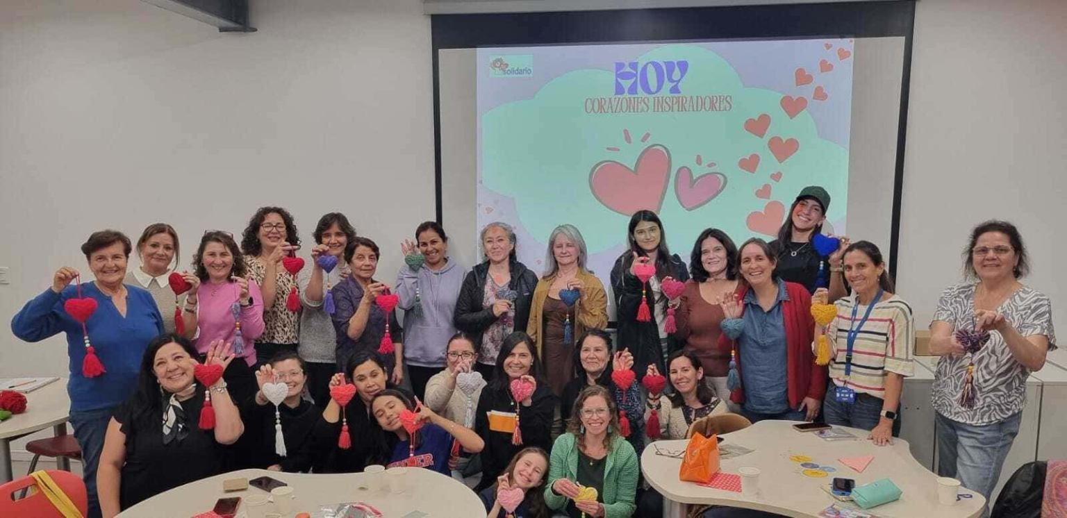 Grupo de adultos de la comunidad del Colegio TEI en una actividad en sala