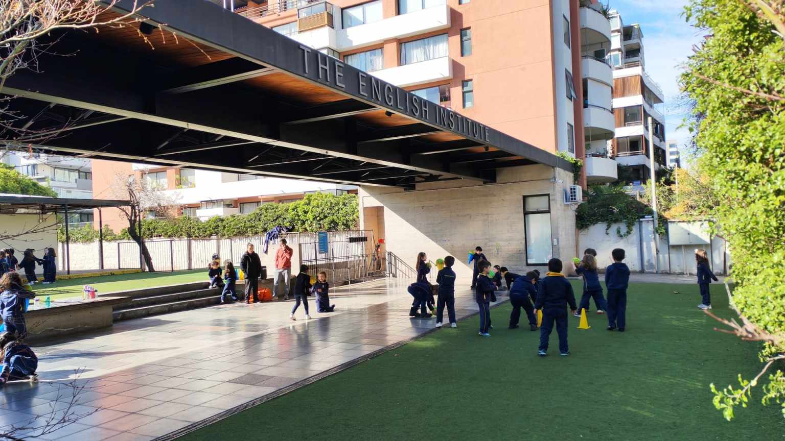 Niños de Early Years del Colegio TEI jugando en el patio techado con pasto sintético