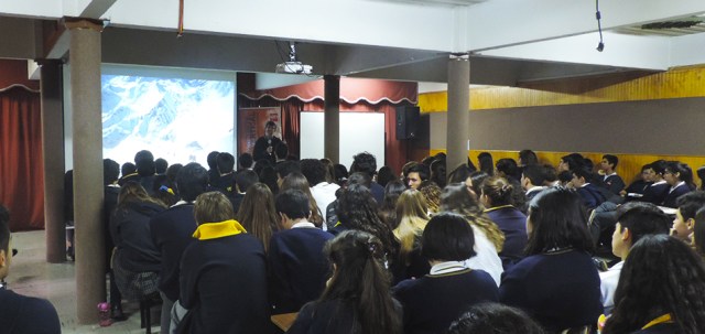 III° y IV° Medios participan en conversación con Rodrigo Jordán
