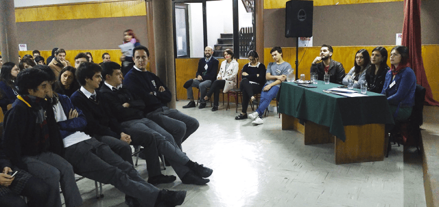 Ex estudiantes conversan con IV° Medios sobre su experiencia universitaria.
